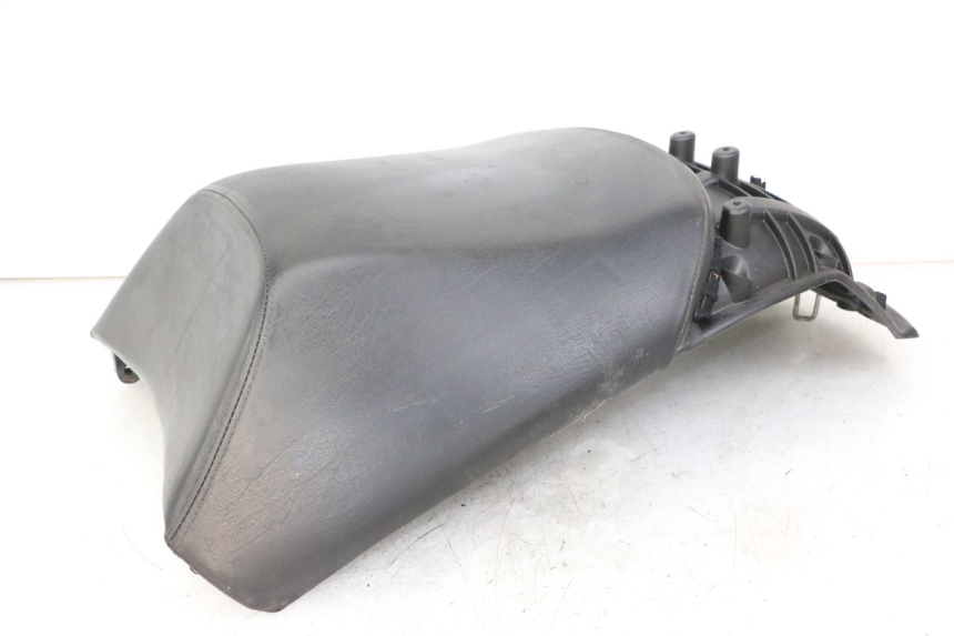 photo de SELLA POSTERIORE PEUGEOT SATELIS COMPRESSOR K15 125 (2006 - 2009) - Primo piano ad alta risoluzione