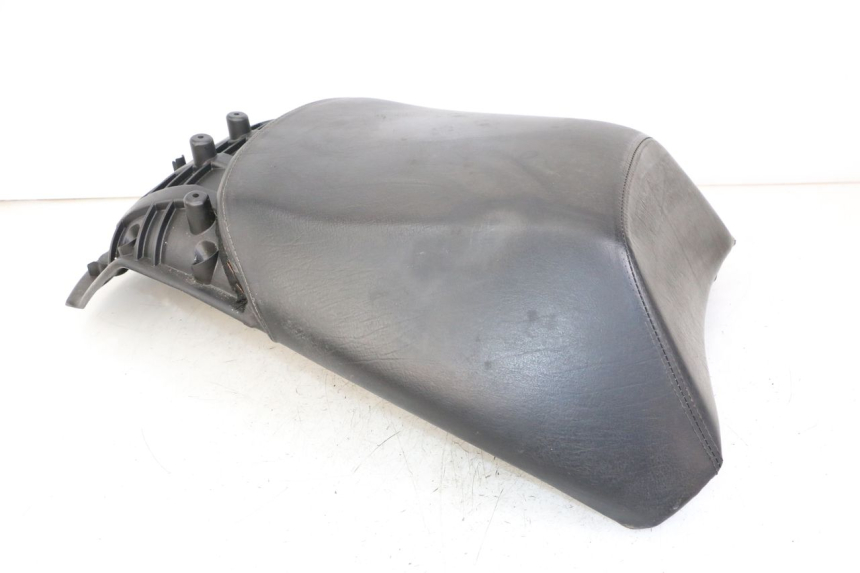 photo de SELLA POSTERIORE PEUGEOT SATELIS COMPRESSOR K15 125 (2006 - 2009) - Marcature e riferimenti originali