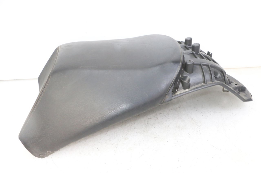 photo de SELLA POSTERIORE PEUGEOT SATELIS COMPRESSOR K15 125 (2006 - 2009) - Primo piano ad alta risoluzione