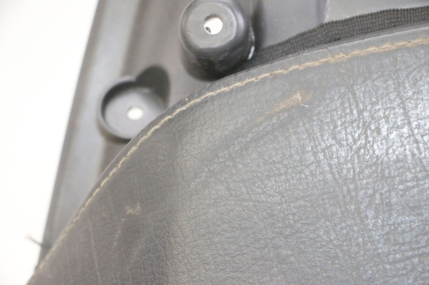 photo de SELLA POSTERIORE PEUGEOT SATELIS COMPRESSOR K15 125 (2006 - 2009) - Zoom sullo stato d'uso