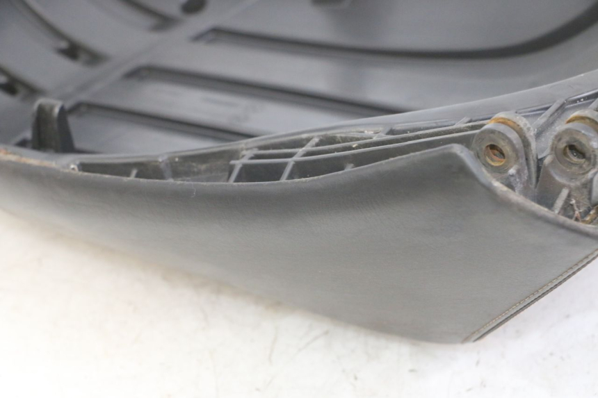 photo de SELLA POSTERIORE PEUGEOT SATELIS COMPRESSOR K15 125 (2006 - 2009) - Stato della superficie e materiale