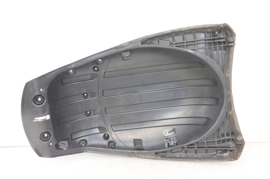 photo de SELLA POSTERIORE PEUGEOT SATELIS COMPRESSOR K15 125 (2006 - 2009) - Marcature e riferimenti originali