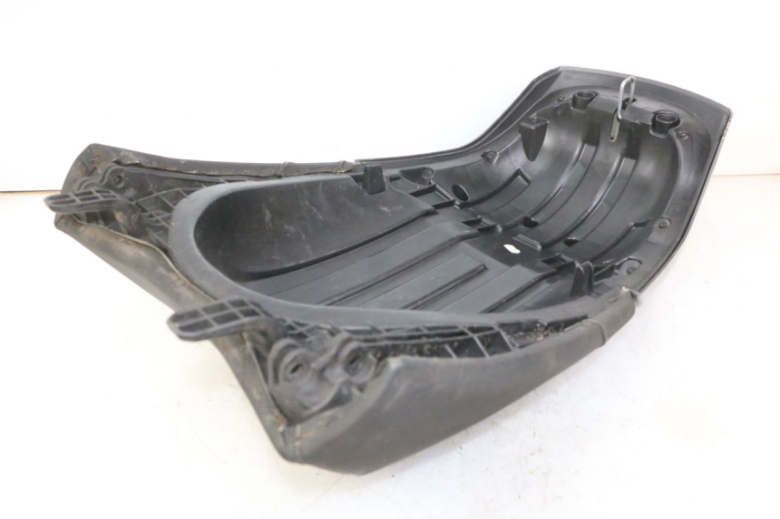 photo de SELLA POSTERIORE PEUGEOT SATELIS 125 (2013 - 2018) - Dettaglio del componente