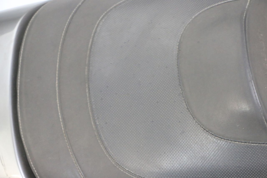 photo de SELLA POSTERIORE PEUGEOT SATELIS 125 (2013 - 2018) - Zoom sui componenti