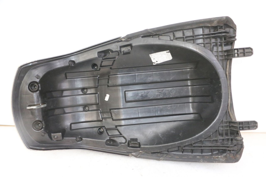 photo de SELLA POSTERIORE PEUGEOT SATELIS 125 (2013 - 2018) - Primo piano tecnico