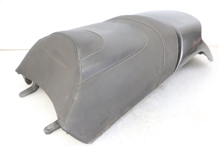 photo de SELLA POSTERIORE PEUGEOT SATELIS 125 (2013 - 2018) - Dettagli dei punti di fissaggio