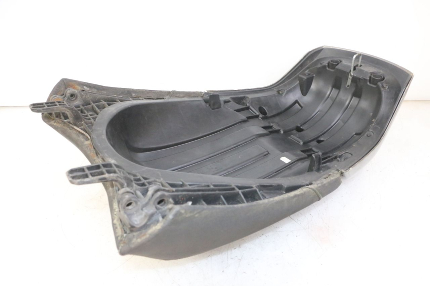 photo de SELLA POSTERIORE PEUGEOT SATELIS 125 (2013 - 2018) - Dettaglio del componente