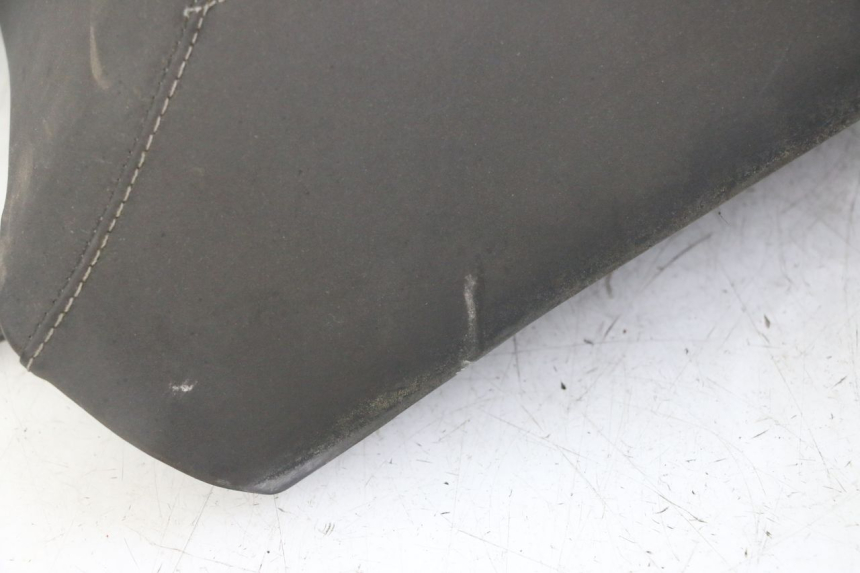 photo de SELLA POSTERIORE PEUGEOT SATELIS 125 (2013 - 2018) - Zoom sui componenti