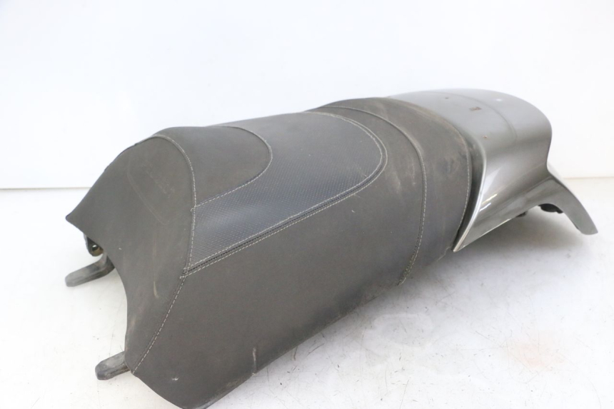 photo de SELLA POSTERIORE PEUGEOT SATELIS 125 (2013 - 2018) - Primo piano ad alta risoluzione