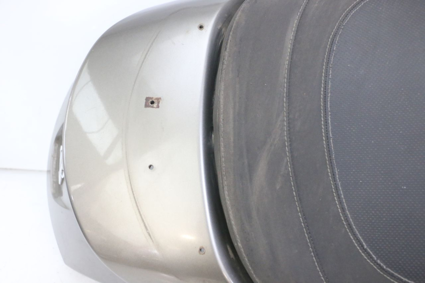 photo de SELLA POSTERIORE PEUGEOT SATELIS 125 (2013 - 2018) - Angolazione alternativa