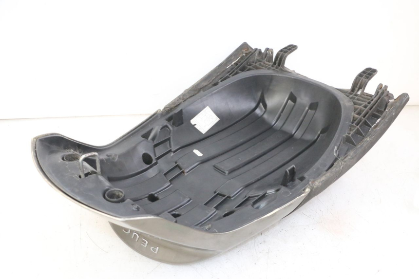 photo de SELLA POSTERIORE PEUGEOT SATELIS 125 (2013 - 2018) - Primo piano tecnico