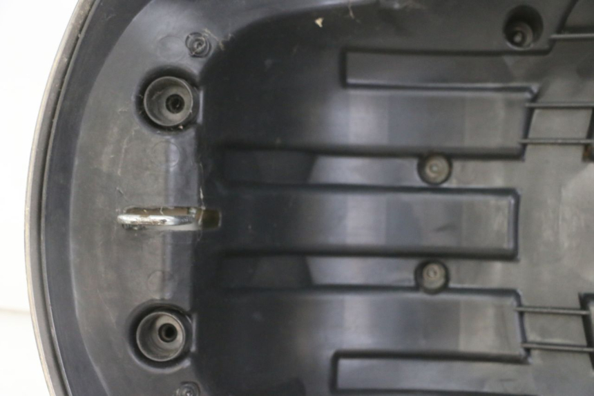 photo de SELLA POSTERIORE PEUGEOT SATELIS 125 (2013 - 2018) - Stato della superficie e materiale