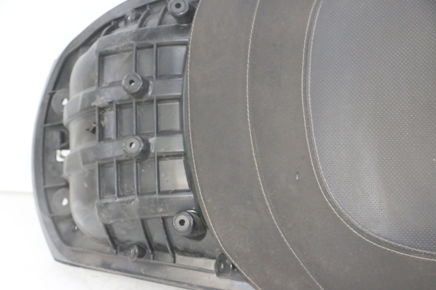 photo de SELLA POSTERIORE PEUGEOT SATELIS 125 (2013 - 2018) - Zoom sui componenti