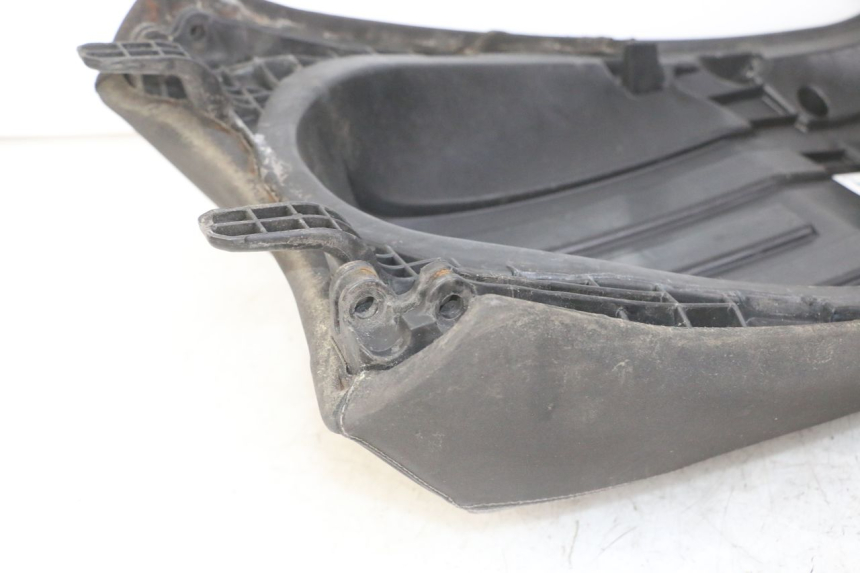 photo de SELLA POSTERIORE PEUGEOT SATELIS 125 (2013 - 2018) - Primo piano tecnico