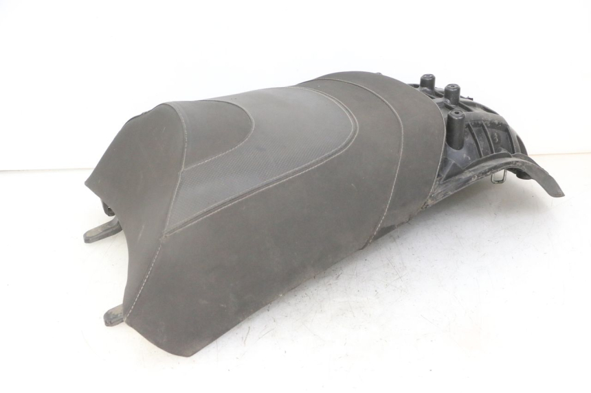 photo de SELLA POSTERIORE PEUGEOT SATELIS 125 (2013 - 2018) - Marcature e riferimenti originali