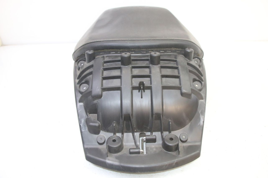 photo de SELLA POSTERIORE PEUGEOT SATELIS 250 (2006 - 2012) - Primo piano tecnico