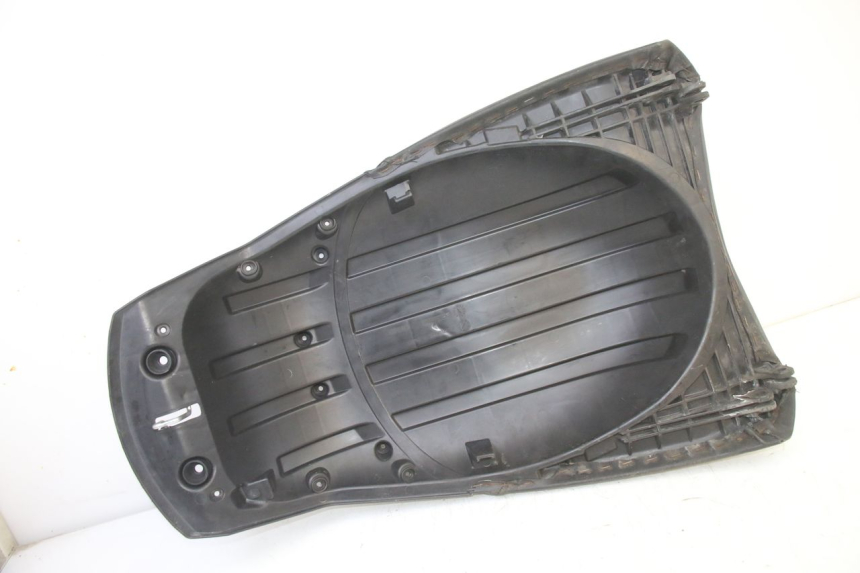 photo de SELLA POSTERIORE PEUGEOT SATELIS 250 (2006 - 2012) - Dettagli dei punti di fissaggio