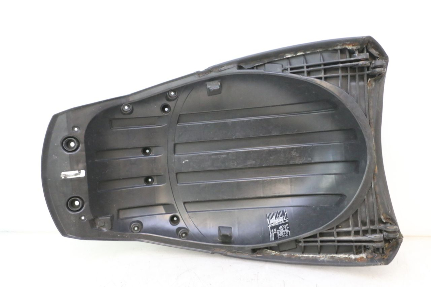 photo de SELLE POSTERIORE PEUGEOT SATELIS 125 (2006 - 2009) - Primo piano tecnico