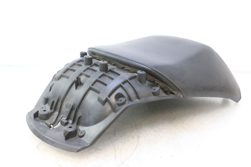 photo de SELLE POSTERIORE PEUGEOT SATELIS 125 (2006 - 2009) - Marcature e riferimenti originali