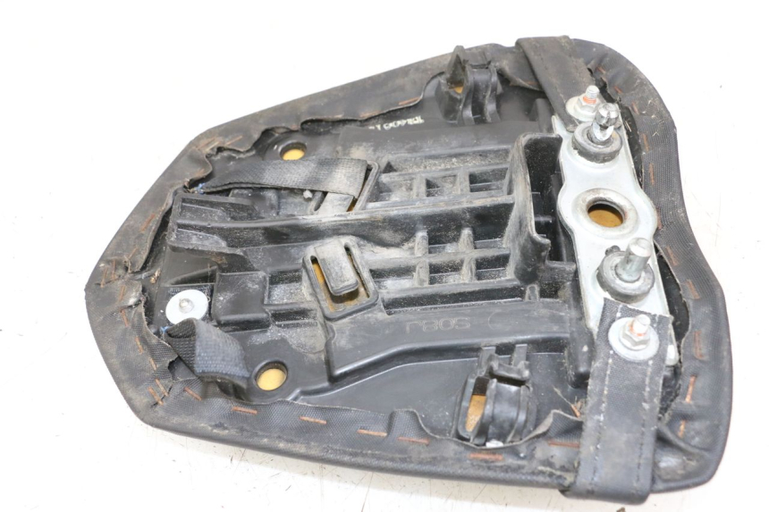 photo de SELLA POSTERIORE SUZUKI GSR 750 (2011 - 2017) - Primo piano tecnico