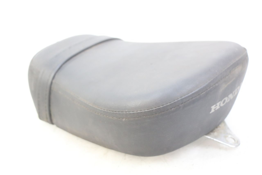 photo de SELLE POSTERIORE HONDA VT C SHADOW 125 (1999 - 2007) - Primo piano tecnico