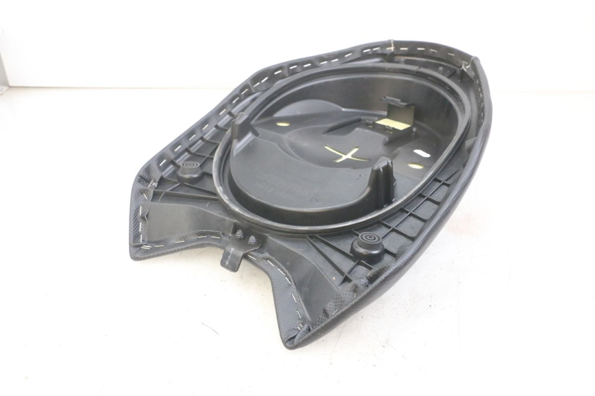 photo de SELLE ANTERIORE YAMAHA AEROX 2T 50 (2013 - 2017) - Primo piano tecnico