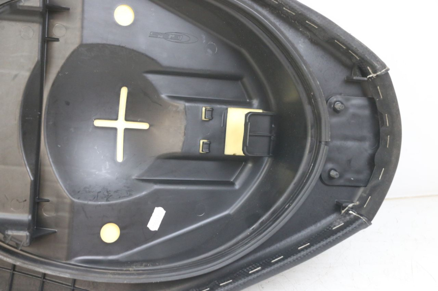 photo de SELLE ANTERIORE YAMAHA AEROX 2T 50 (2013 - 2017) - Dettagli dei punti di fissaggio