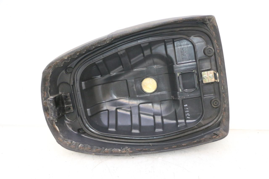 photo de SELLA ANTERIORE KYMCO AGILITY 4T 10" 50 (2005 - 2018) - Dettagli dei punti di fissaggio