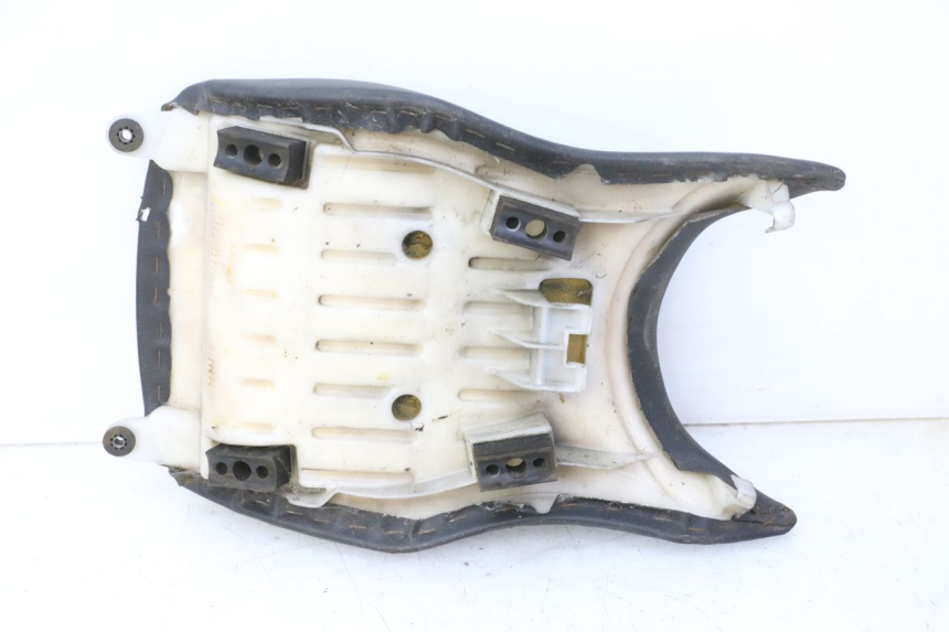 photo de SELLA ANTERIORE HONDA CBF 125 (2009 - 2015) - Dettagli dei punti di fissaggio