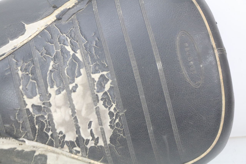 photo de SELLA ANTERIORE PEUGEOT DJANGO 2T 50 (2014 - 2019) - Caratteristiche distintive