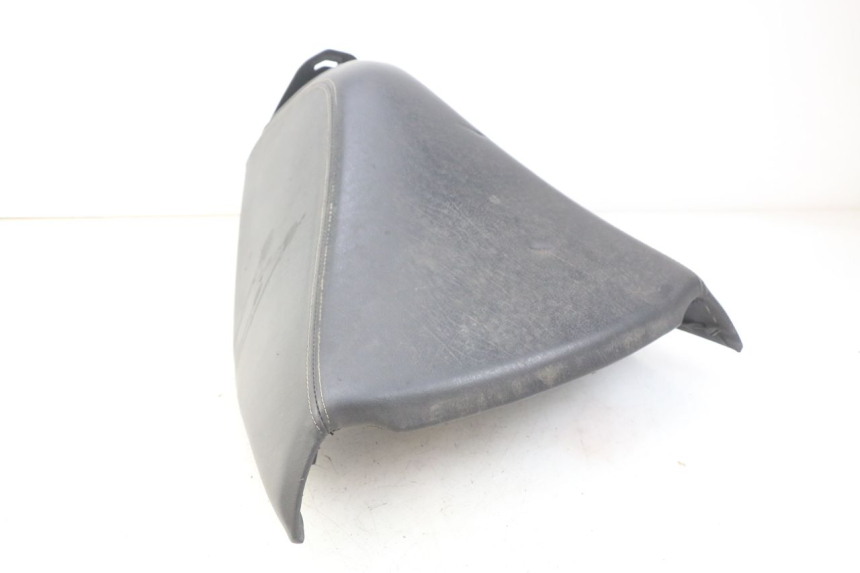 photo de SELLE ANTERIORE PEUGEOT SATELIS 125 (2006 - 2009) - Primo piano tecnico