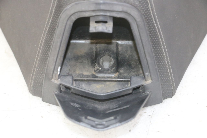 photo de SELLA ANTERIORE PEUGEOT SATELIS 125 (2013 - 2018) - Stato della superficie e materiale