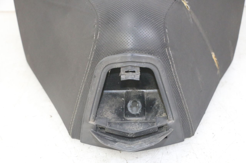 photo de SELLA ANTERIORE PEUGEOT SATELIS 125 (2013 - 2018) - Primo piano ad alta risoluzione