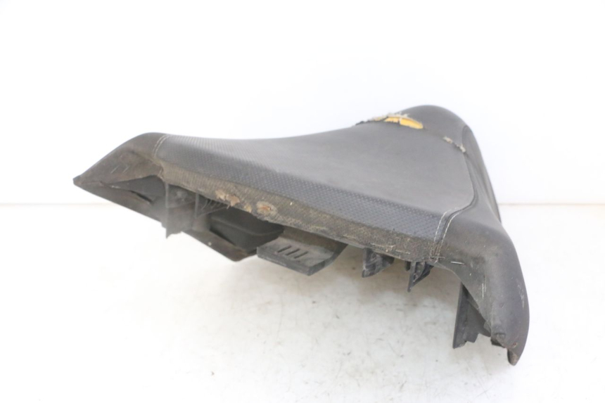 photo de SELLA ANTERIORE PEUGEOT SATELIS 125 (2013 - 2018) - Stato della superficie e materiale