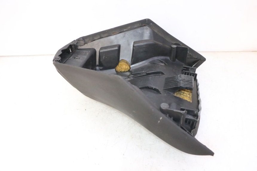 photo de SELLE ANTERIORE PEUGEOT SATELIS 125 (2010 - 2012) - Primo piano tecnico