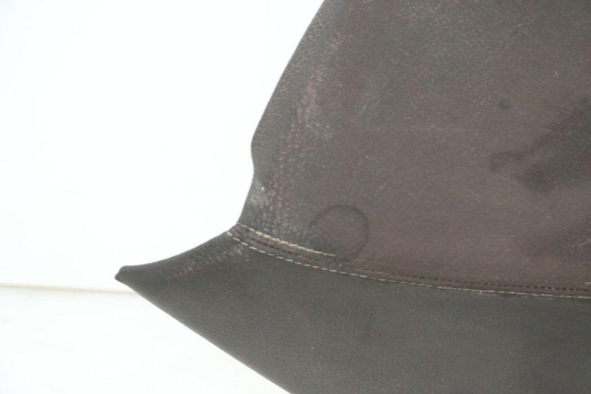 photo de SELLE ANTERIORE PEUGEOT SATELIS 125 (2006 - 2009) - Zoom sui componenti