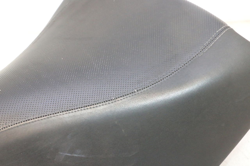 photo de SELLA ANTERIORE PEUGEOT SATELIS 125 (2013 - 2018) - Stato della superficie e materiale