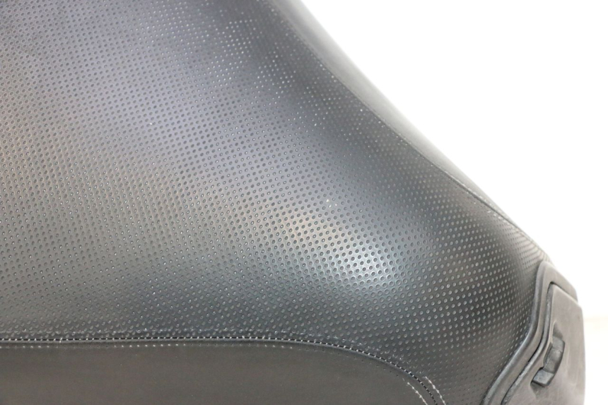 photo de SELLA ANTERIORE PEUGEOT SATELIS 125 (2013 - 2018) - Marcature e riferimenti originali