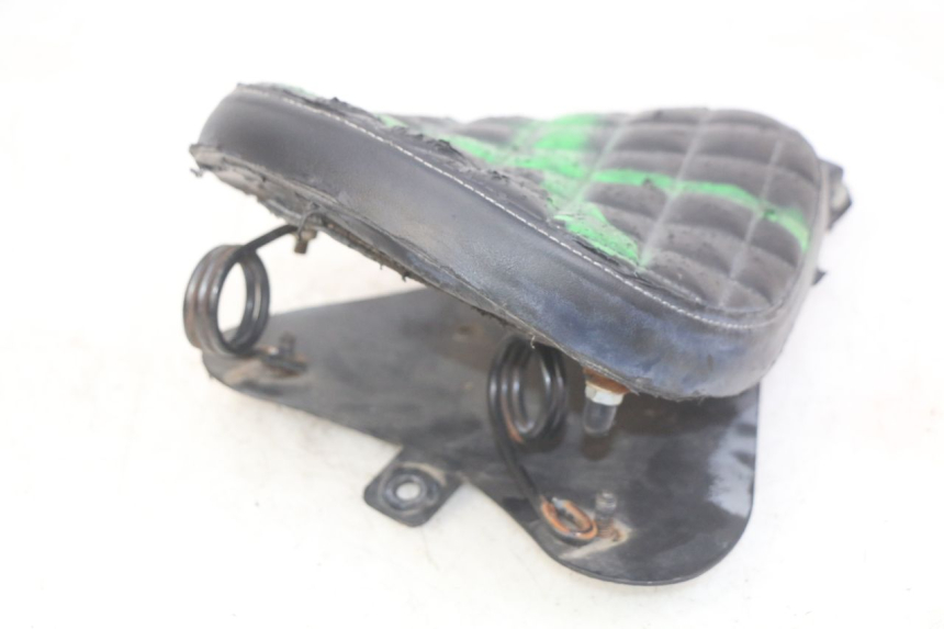 photo de SELLE ANTERIORE DAELIM VL DAYSTAR 125 (2000 - 2011) - Dettagli dei punti di fissaggio