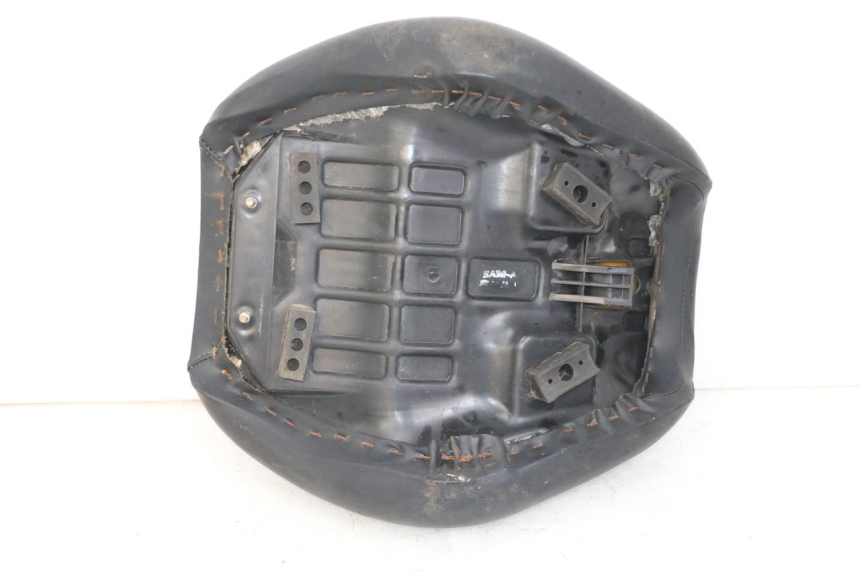 photo de SELLE ANTERIORE DAELIM VL DAYSTAR 125 (2000 - 2011) - Dettagli dei punti di fissaggio