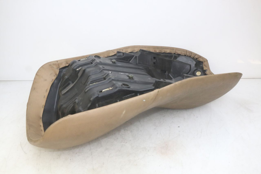 photo de SELLE ANTERIORE YAMAHA YP MAJESTY 400 (2004 - 2008) - Dettagli dei punti di fissaggio