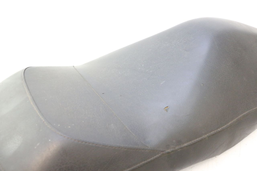 photo de SELLE ANTERIORE YAMAHA YP MAJESTY 125 (1998 - 2001) - Dettaglio del componente