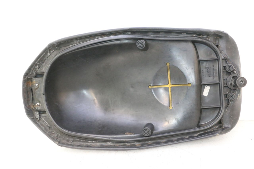photo de SELLE ANTERIORE YAMAHA YP MAJESTY 125 (1998 - 2001) - Dettagli dei punti di fissaggio