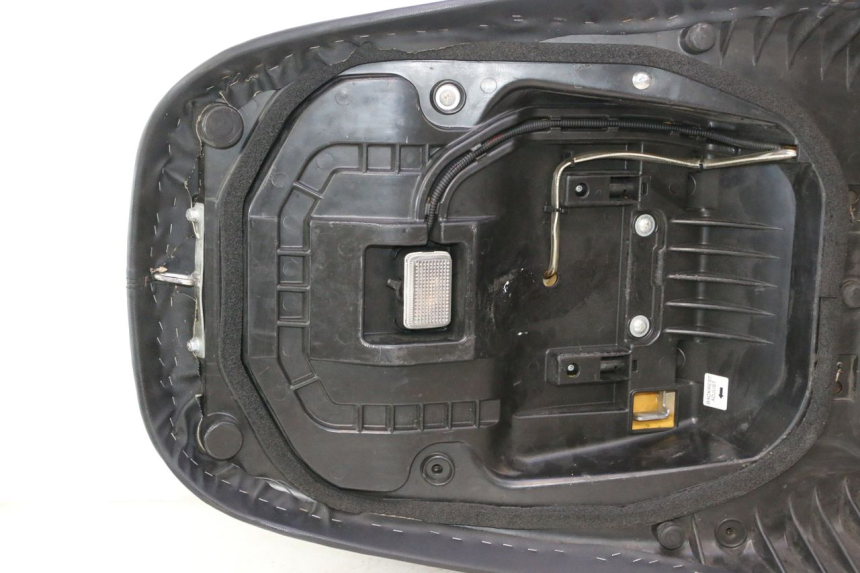 photo de SELLA SUZUKI BURGMAN EXECUTIVE ABS 650 (2006 - 2012) - Primo piano tecnico