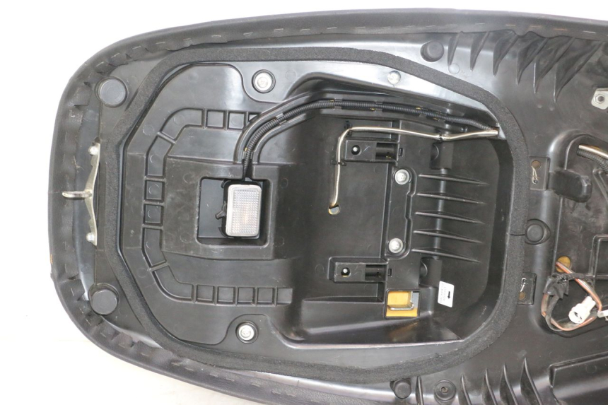 photo de SELLA SUZUKI BURGMAN EXECUTIVE ABS 650 (2006 - 2012) - Marcature e riferimenti originali