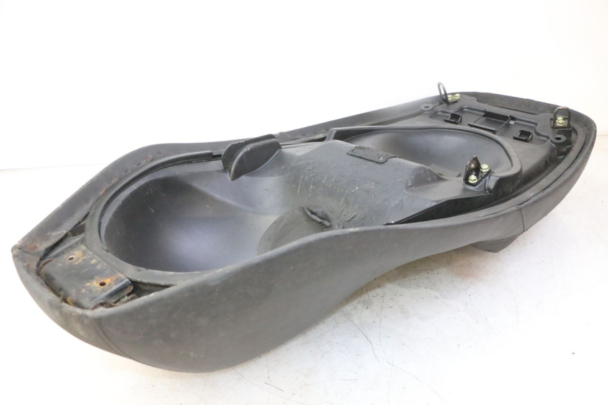 photo de SELLE KYMCO DINK STREET 125 (2009 - 2014) - Dettagli dei punti di fissaggio