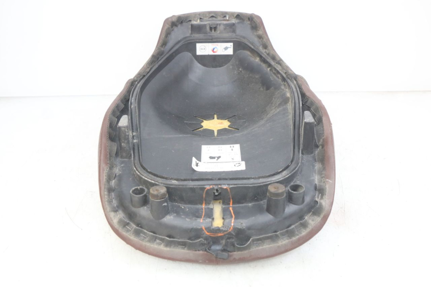 photo de SELLE PEUGEOT DJANGO 4T 50 (2014 - 2019) - Stato della superficie e materiale