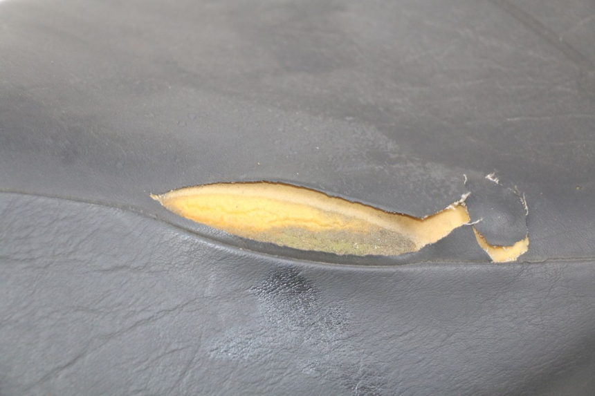 photo de SELLE PEUGEOT ELYSEO 125 (1999 - 2004) - Stato della superficie e materiale