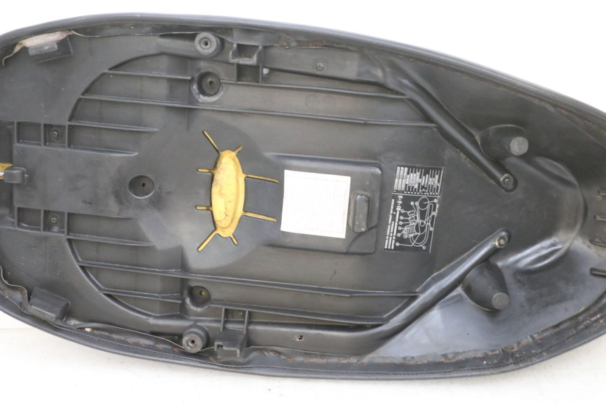 photo de SELLE PEUGEOT ELYSEO 125 (1999 - 2004) - Dettagli dei punti di fissaggio