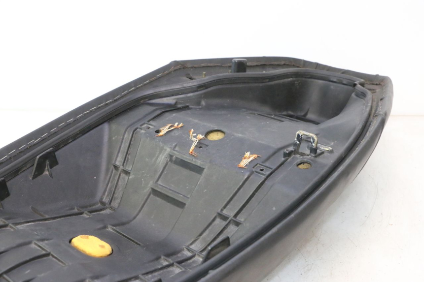 photo de SELLE HONDA FES PANTHEON 2T 125 (1998 - 2002) - Dettaglio del componente